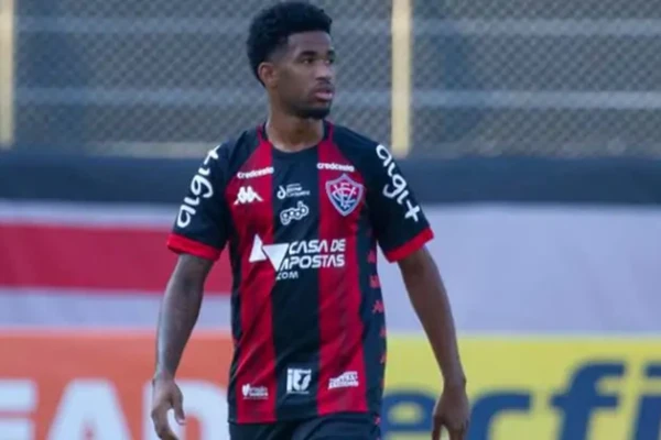 Ewandro com a camisa do Vitória por Letícia Martins/ECV 