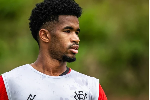 Ewandro com a camisa do Vitória por Letícia Martins/ECV 