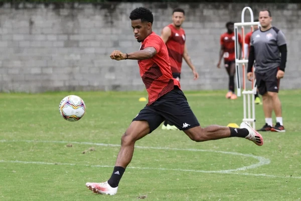 Ewandro com a camisa do Vitória por Letícia Martins/ECV 