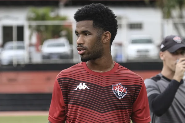 Ewandro com a camisa do Vitória por Letícia Martins/ECV 