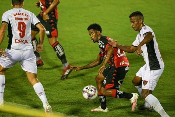 Ewandro com a camisa do Vitória