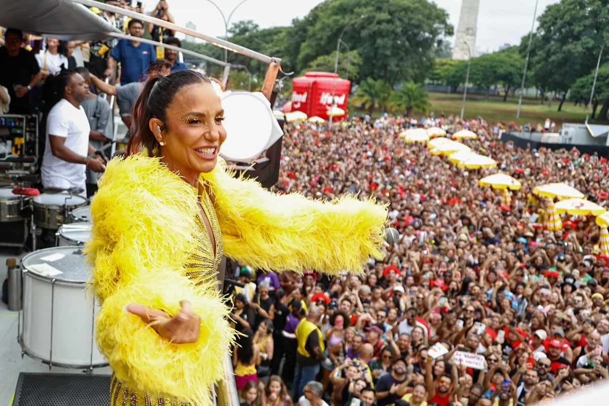 Ivete Sangalo levou multidão pra rua em São Paulo