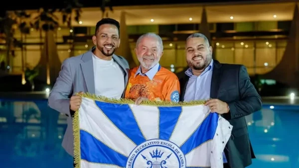 O carnavalesco Thiago Martins, o presidente Lula (PT) e Wallace Palhares, presidente da Acadêmicos de Niterói