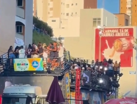 Parte do trio da banda Pagod'art cedeu no meio da avenida por Reprodução/ Redes sociais