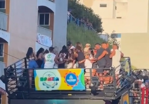 Parte do trio da banda Pagod'art cedeu no meio da avenida por Reprodução/ Redes sociais