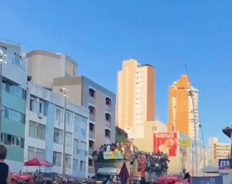 Parte do trio da banda Pagod'art cedeu no meio da avenida por Reprodução/ Redes sociais