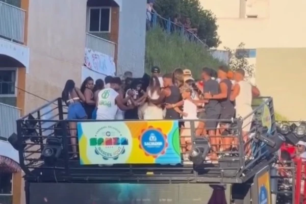 Parte do trio da banda Pagod'art cedeu no meio da avenida