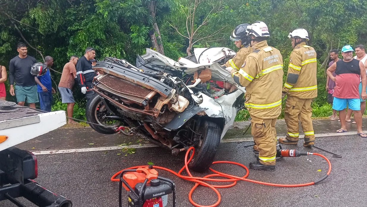 Imagem - Carro que se envolveu em acidente e matou 4 em Praia do Forte saiu da pista, capotou e bateu em árvore