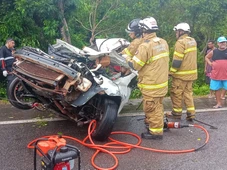 Imagem - Carro que se envolveu em acidente em Praia do Forte saiu da pista, capotou e bateu em árvore