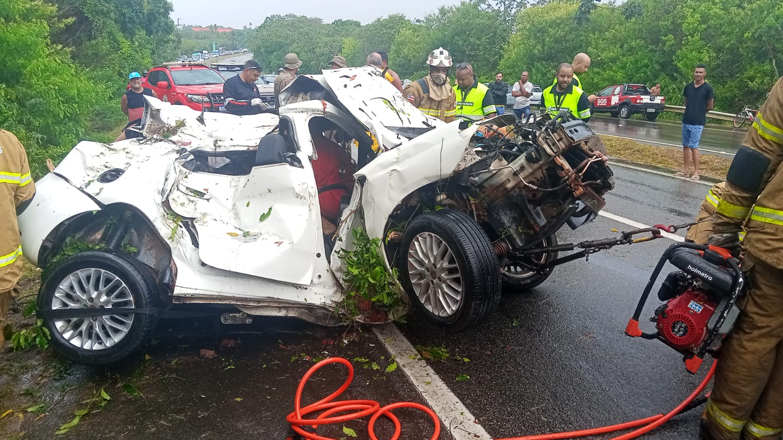 Acidente grave deixa quatro mortes na BA-099 por Divulgação