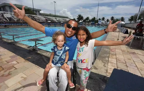 Adriano Lima com as filhas durante etapa Natal do Circuito Brasil Paralímpico, em 2014