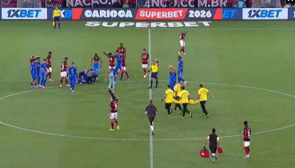 Atleta foi retirado de campo por ambulância