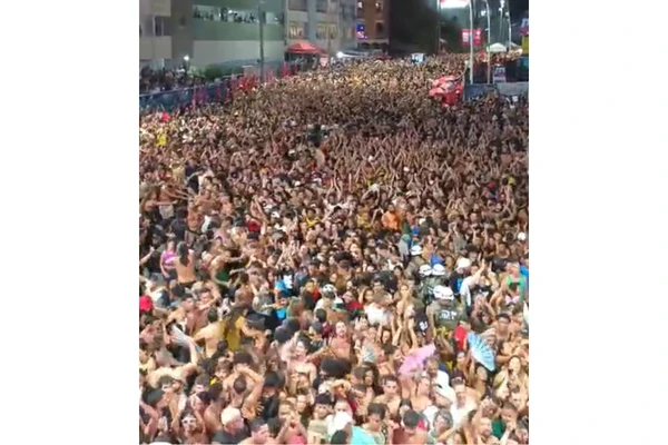 Baiana System fechou o Furdunço com multidão por Wendel de Novais/CORREIO