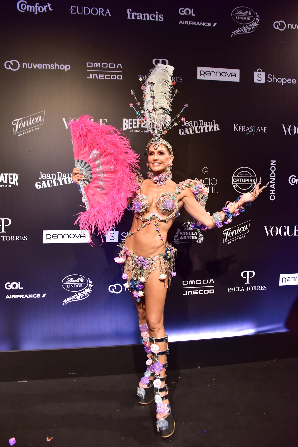 Déborah Secco no tapete vermelho do Baile da Vogue por Natália Rampinelli/AgNews