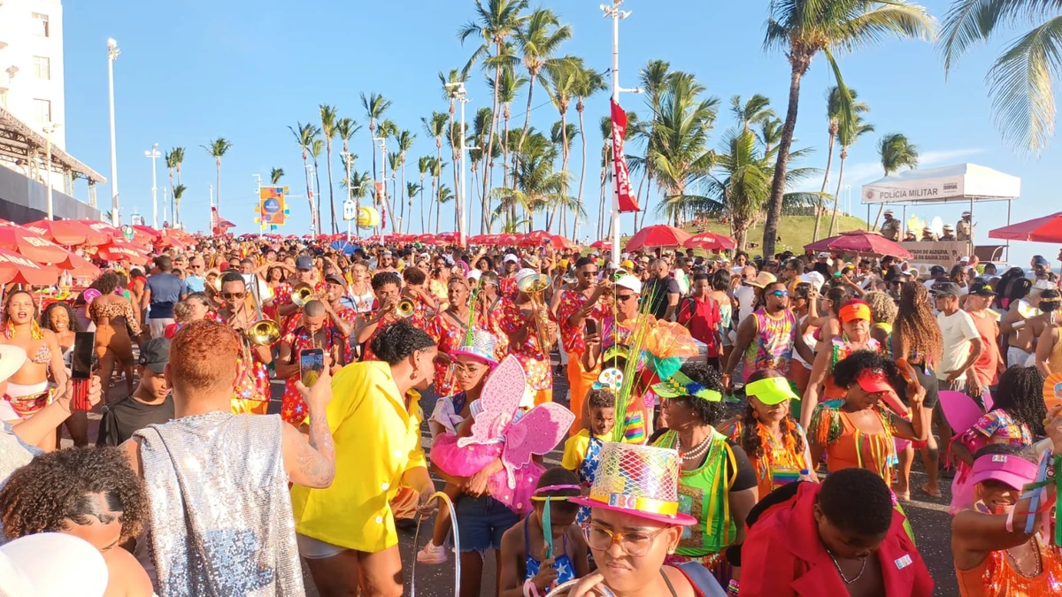 Foliões arrastam o Fuzuê no Circuito Orlando Tapajós, no sentido Ondina–Barra por Bruno Wendel/CORREIO