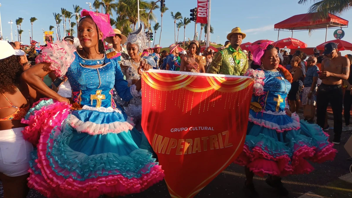 Foliões arrastam o Fuzuê no Circuito Orlando Tapajós, no sentido Ondina–Barra por Bruno Wendel/CORREIO