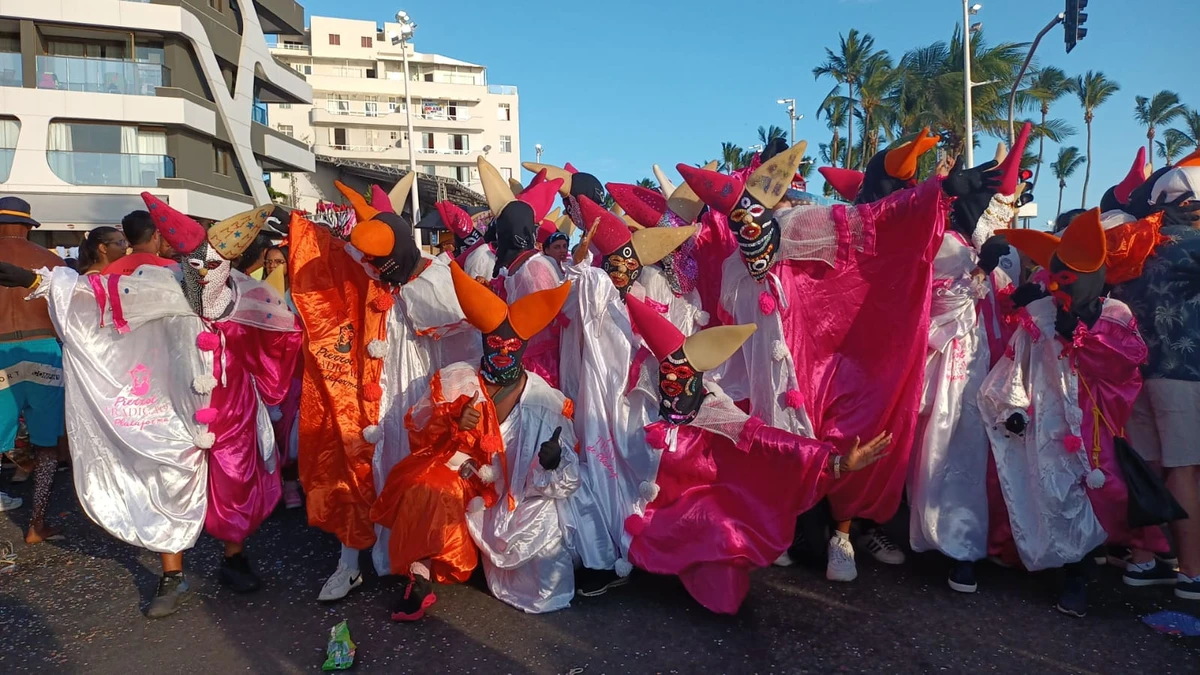 Foliões arrastam o Fuzuê no Circuito Orlando Tapajós, no sentido Ondina–Barra por Bruno Wendel/CORREIO