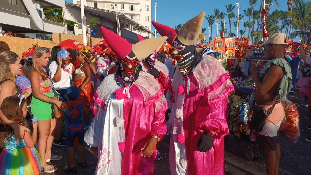 Foliões arrastam o Fuzuê no Circuito Orlando Tapajós, no sentido Ondina–Barra por Bruno Wendel/CORREIO