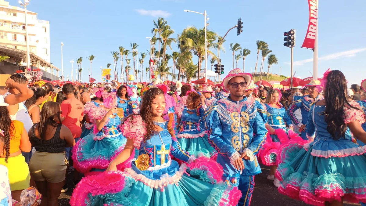 Fuzuê mistura forró, fantasia e tradição nordestina no pré-Carnaval 