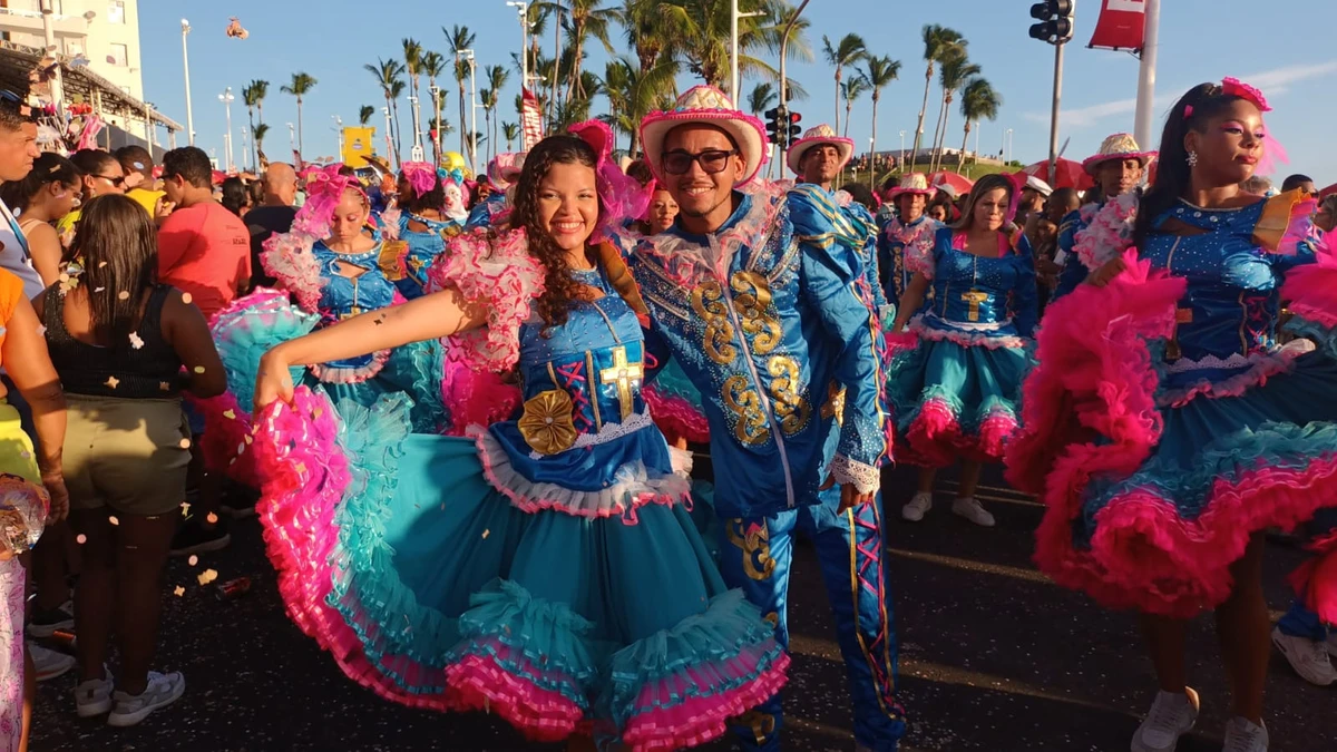 Fuzuê mistura forró, fantasia e tradição nordestina no pré-Carnaval por Bruno Wendel/CORREIO