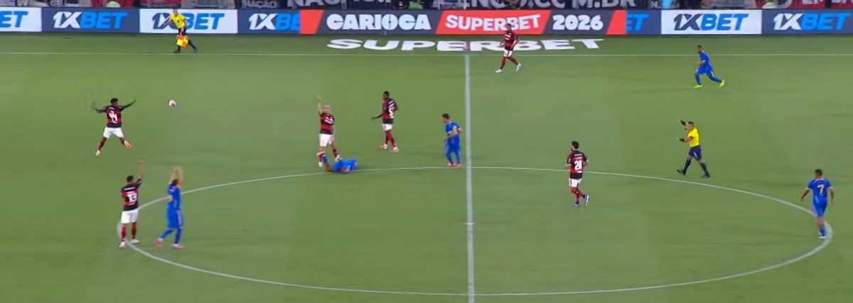 Jogador sofre convulsão durante partida no Maracanã por Reprodução/GE TV