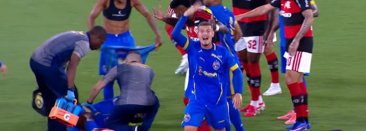 Jogador sofre convulsão durante partida no Maracanã por Reprodução/GE TV