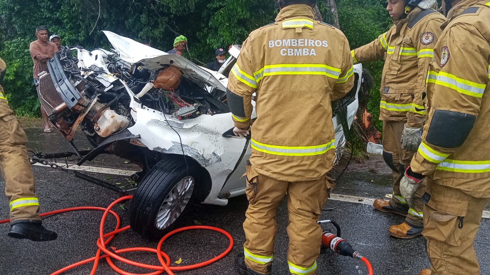 Resgate de vítimas de acidente na BA-099 por Divulgação