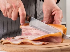 Imagem - Pare de fritar o bacon: o truque para ele ficar mais saboroso e crocante usando um utensílio de cozinha