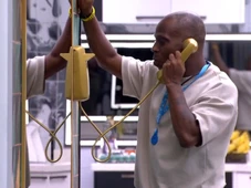 Imagem - BBB 26: Edilson Capetinha atende o Big Fone surpresa e coloca Milena como adversária: 'Mentirosa e insensata'