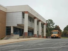 Imagem - Estudante é baleado durante ataque a tiros em escola