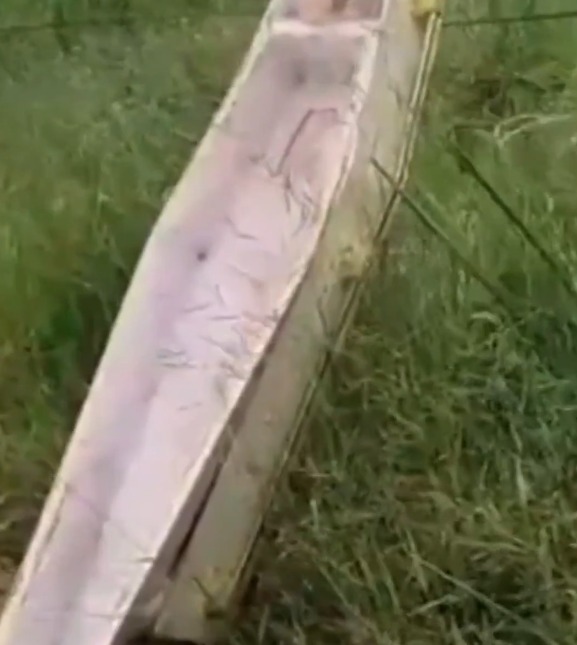 Caixões foram parar no córrego por Reprodução