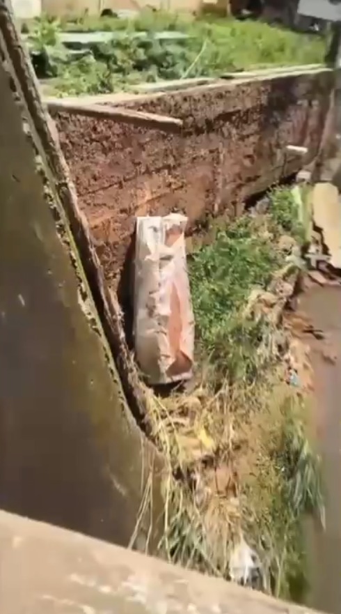 Caixões foram parar no córrego por Reprodução