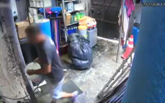 Um profissional da academia aparecem em outro local manipulando produtos químicos para piscina por Reprodução