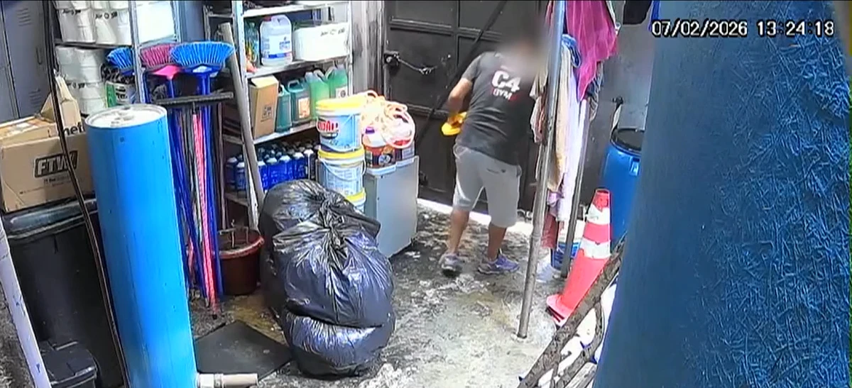 Um profissional da academia aparecem em outro local manipulando produtos químicos para piscina por Reprodução