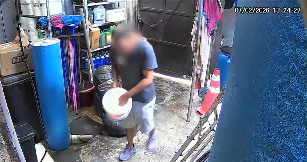 Um profissional da academia aparecem em outro local manipulando produtos químicos para piscina por Reprodução