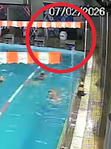 Câmeras registram momentos em que aluna passa mal em alta de natação e em que produtos químicos são manipulados por Reprodução