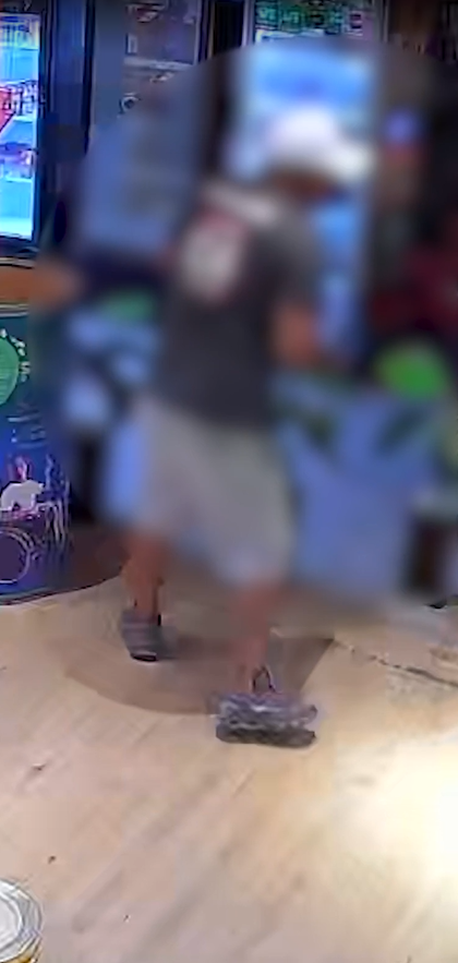 Depois, o profissional aparece na entrada da academia por Reprodução