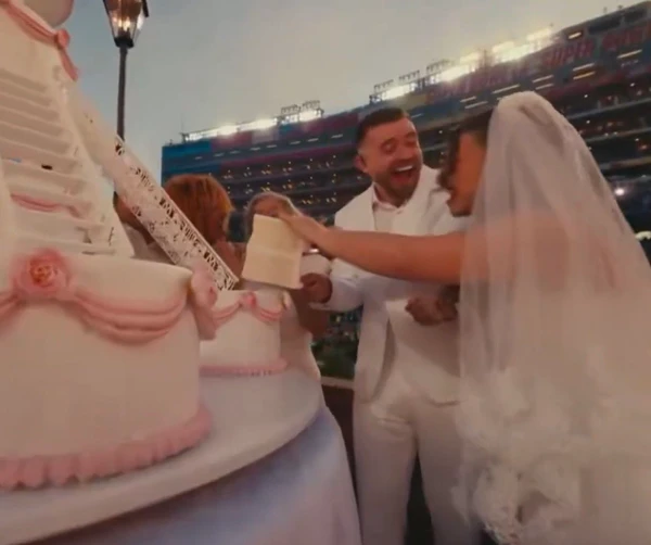 Casamento no show de Bad Bunny no Super Bowl por Reprodução