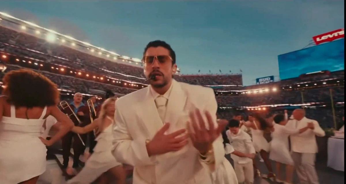 Casamento no show de Bad Bunny no Super Bowl por Reprodução
