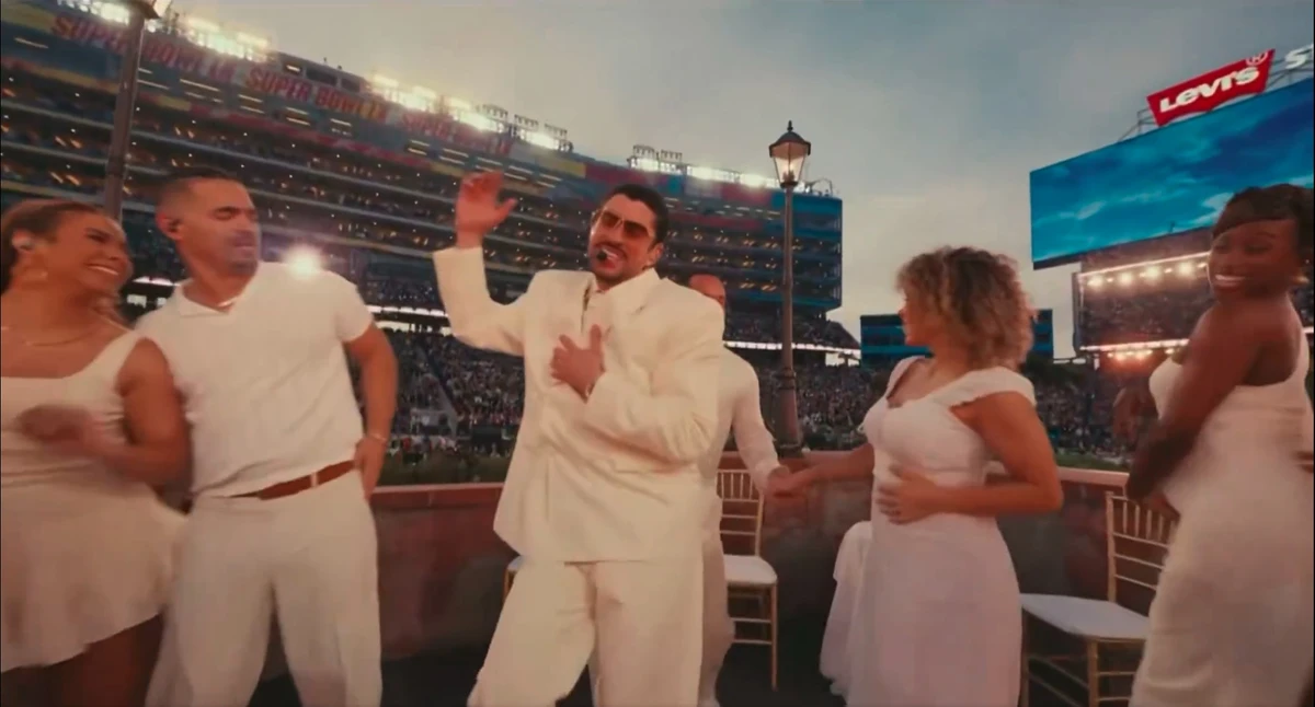 Casamento no show de Bad Bunny no Super Bowl por Reprodução