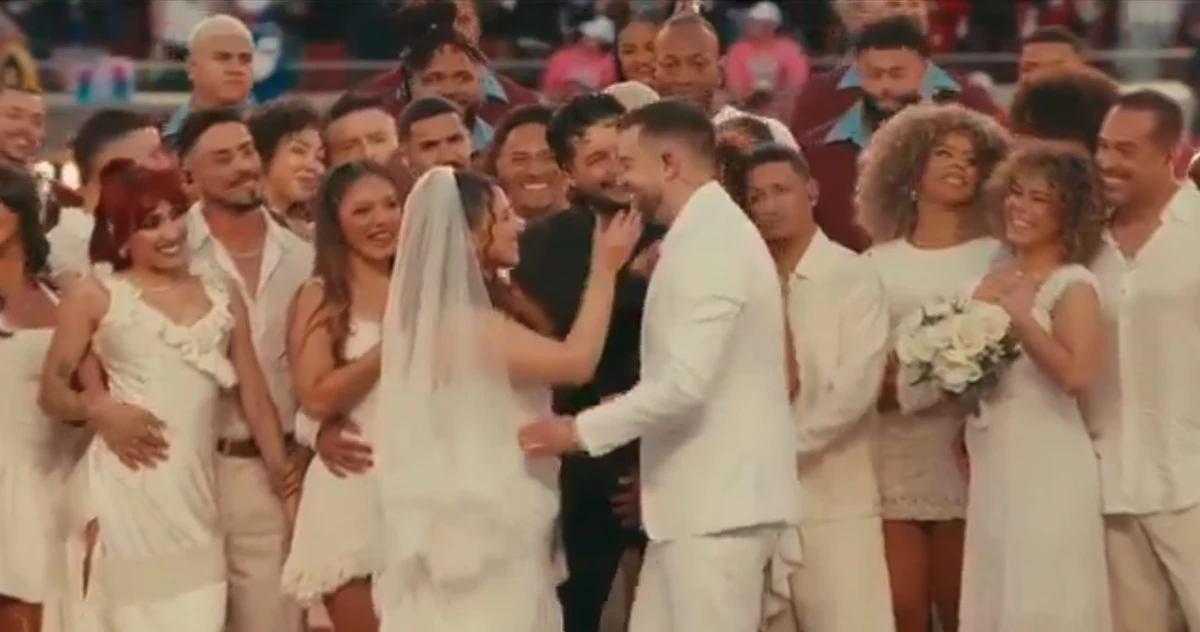 Casamento no show de Bad Bunny no Super Bowl por Reprodução