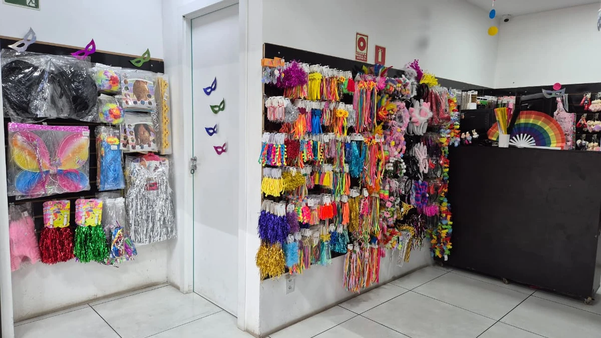 Clientes do Metrô Bahia encontram acessórios e roupas carnavalescas no trajeto diário por Divulgação