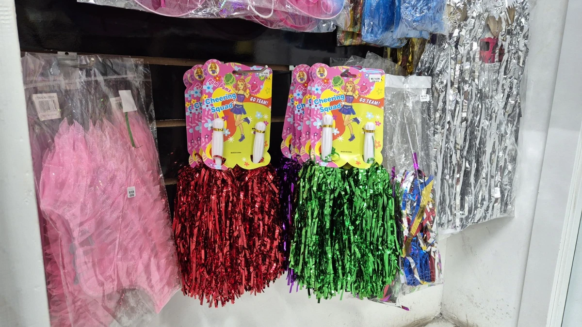 Clientes do Metrô Bahia encontram acessórios e roupas carnavalescas no trajeto diário por Divulgação