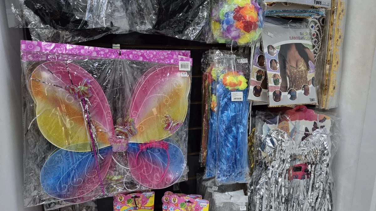 Clientes do Metrô Bahia encontram acessórios e roupas carnavalescas no trajeto diário por Divulgação