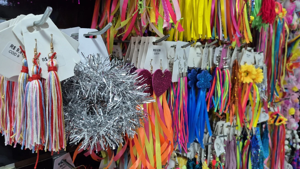 Clientes do Metrô Bahia encontram acessórios e roupas carnavalescas no trajeto diário por Divulgação