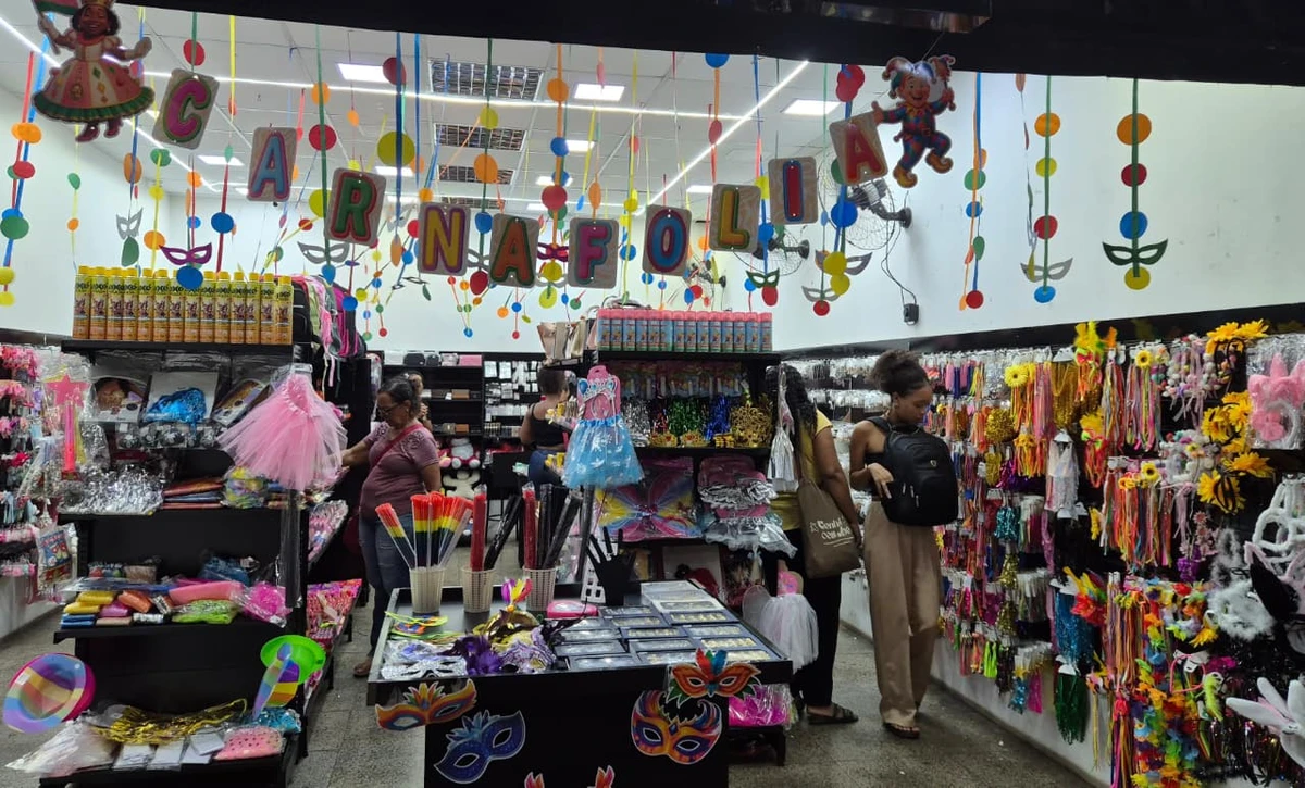 Clientes do Metrô Bahia encontram acessórios e roupas carnavalescas no trajeto diário