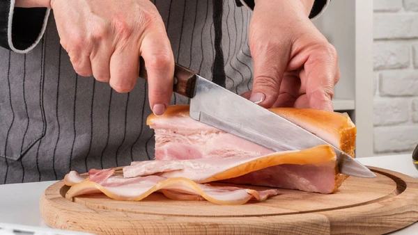 É importante se lembrar que o bacon, nada mais é, do que carne de porco. Ou seja, os riscos de ingerir esse alimento malpassado ainda existem, como sérias intoxicações alimentares