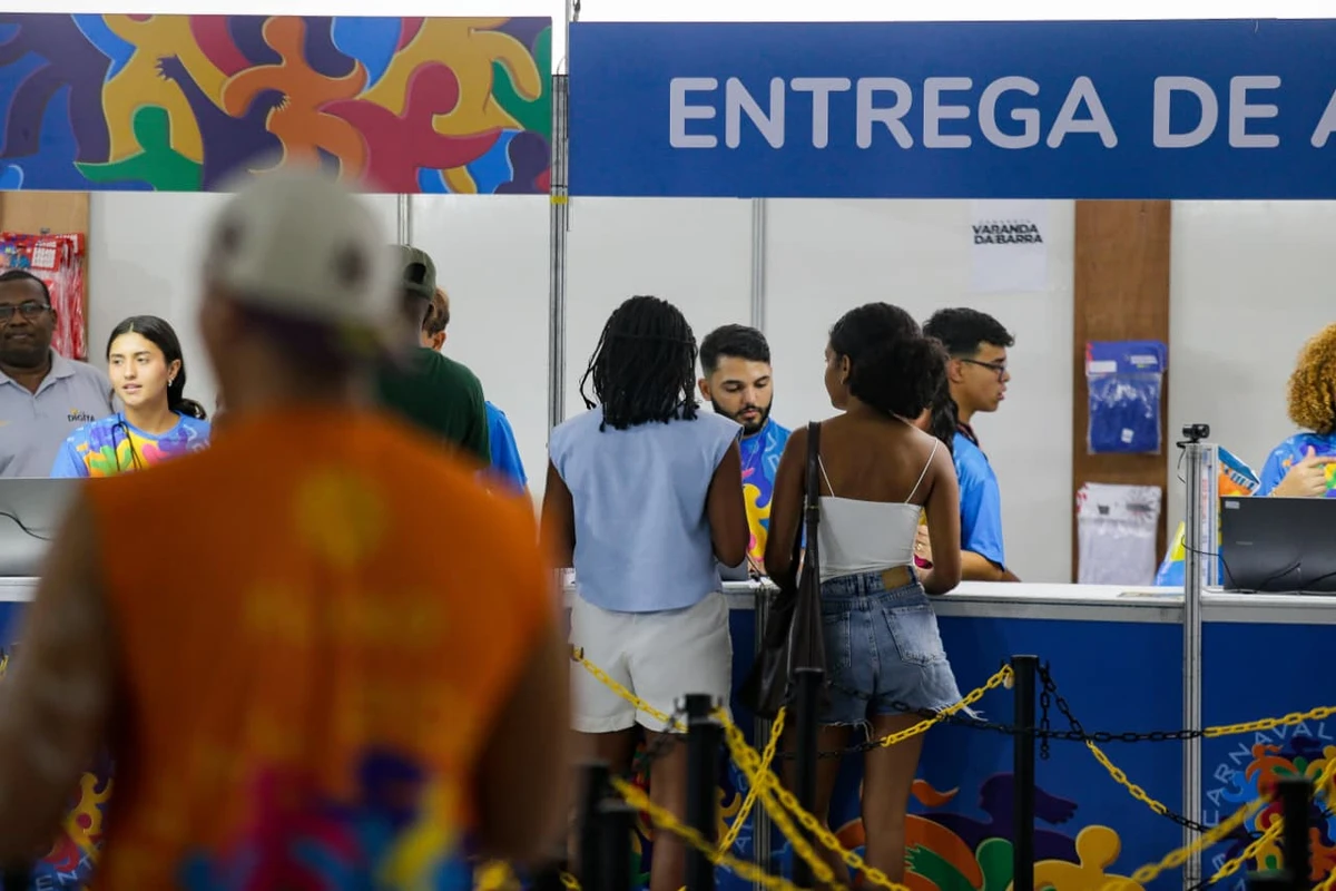 Entrega de abadás da maioria dos blocos blocos e camarotes começou nesta segunda-feira (9) por Arisson Marinho/CORREIO