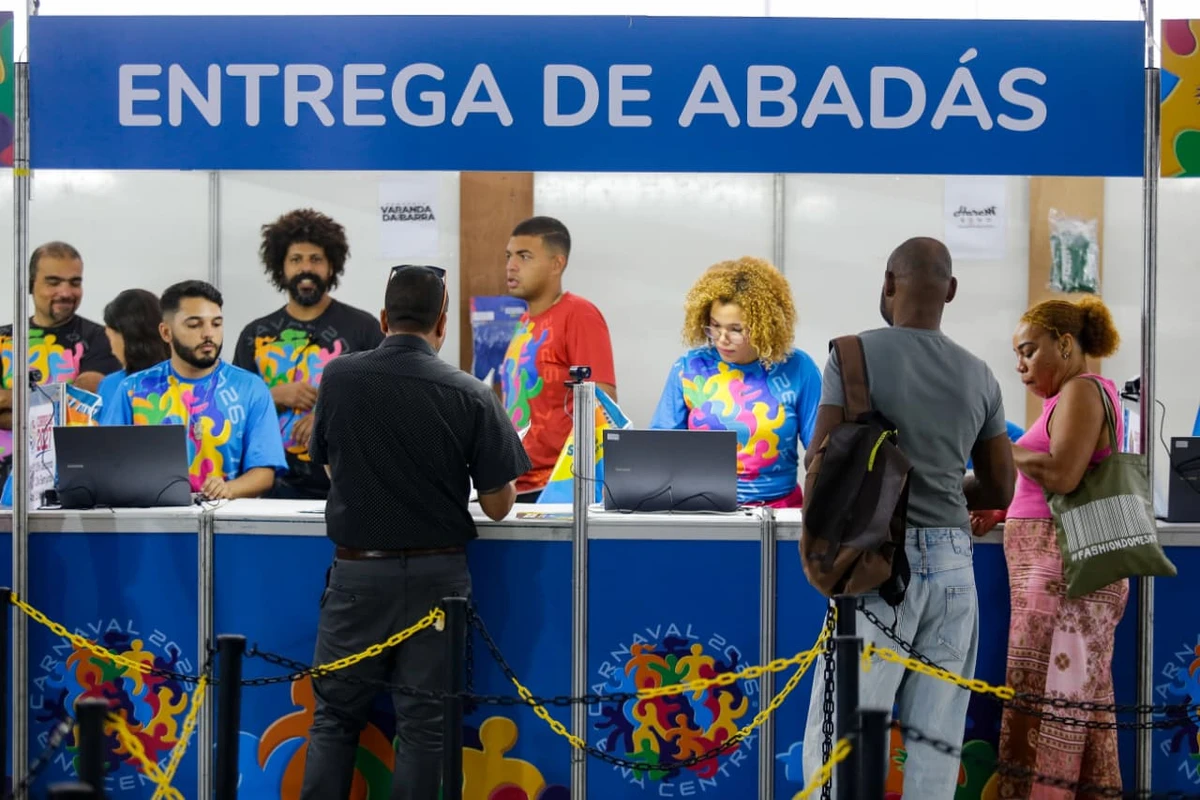 Entrega de abadás da maioria dos blocos blocos e camarotes começou nesta segunda-feira (9) por Arisson Marinho/CORREIO