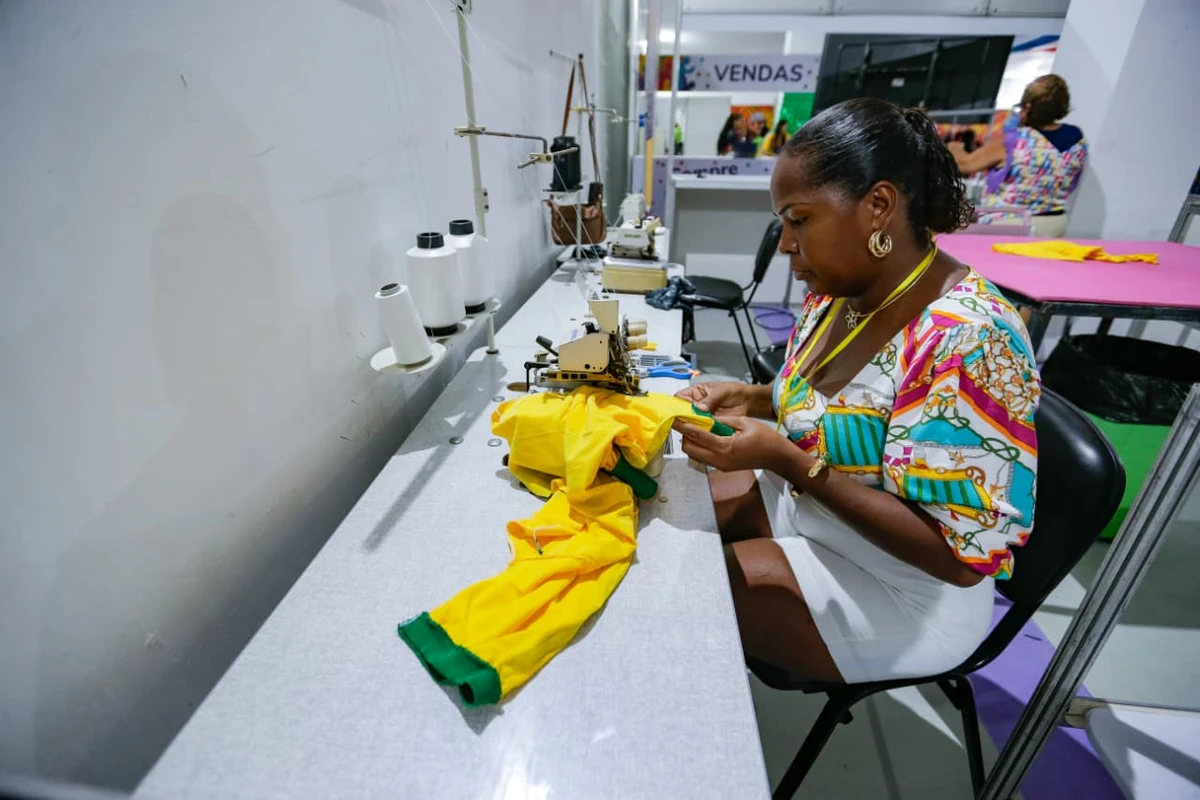 Entrega de abadás da maioria dos blocos blocos e camarotes começou nesta segunda-feira (9) por Arisson Marinho/CORREIO